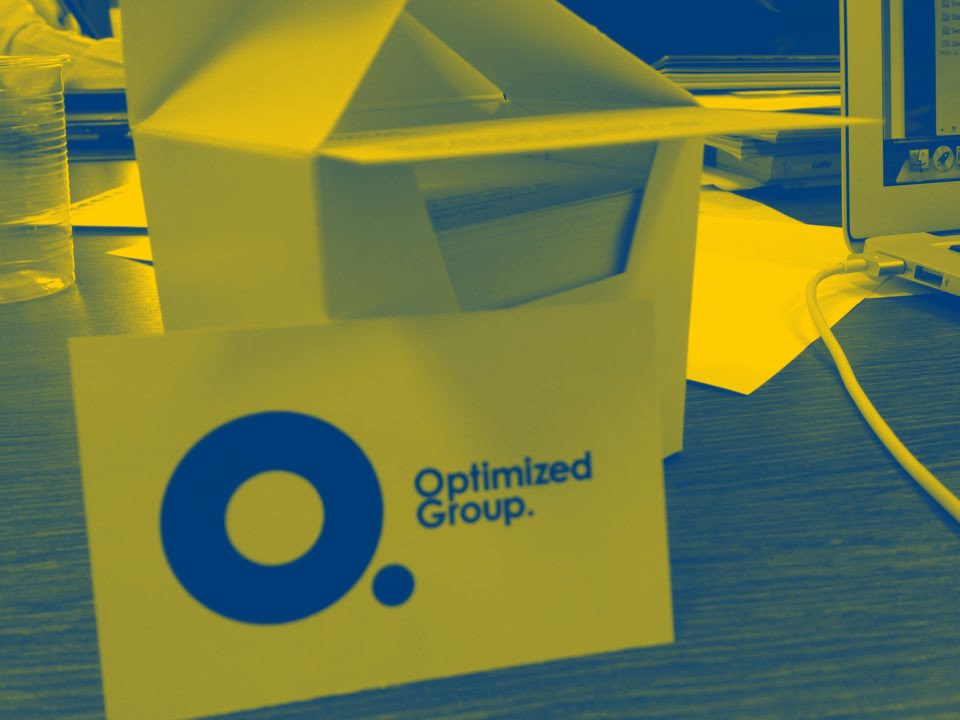 Biglietto da visita Optimized Group su scrivania