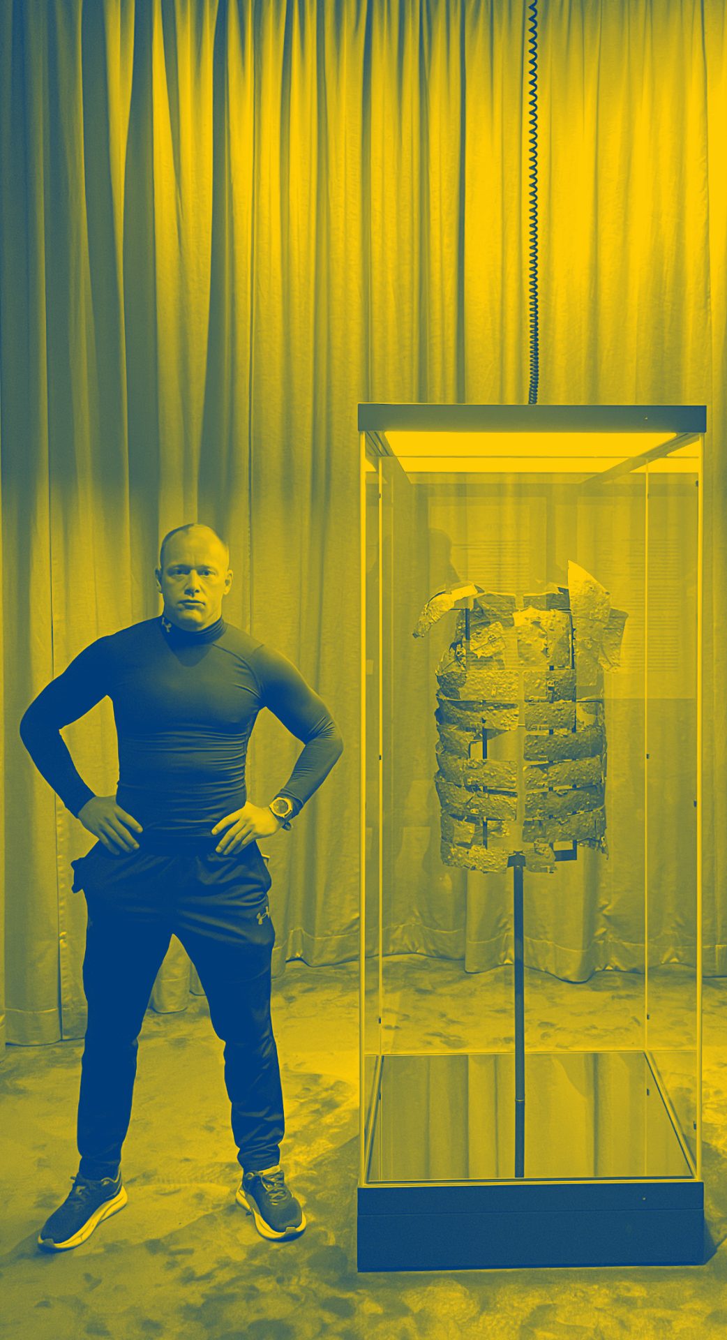Niklas Lindahl al Varusschlacht Museum davanti a una lorica segmentata romana