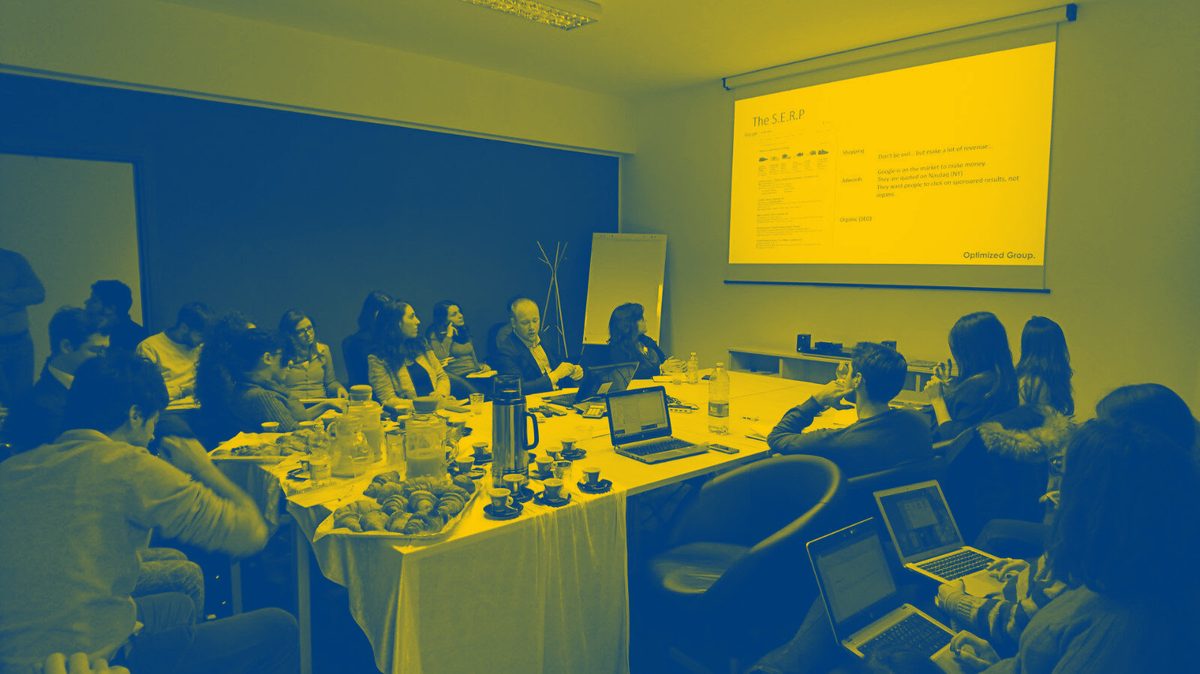 Niklas Lindahl tiene un workshop SEO ai clienti nell'ufficio di Optimized Group a Milano