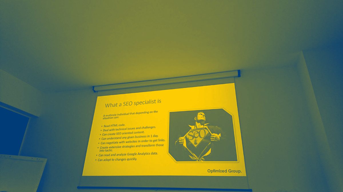 Slide di formazione Optimized Group intitolata What a SEO specialist is